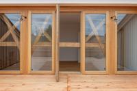 Bodentiefe Holz-Fenster auf Terrasse