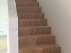 Holzverkleidung für Treppenstufen