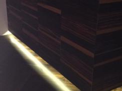 Theke mit indirekter Beleuchtung