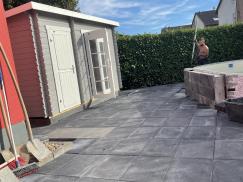 Terrasse mit Steinplatten