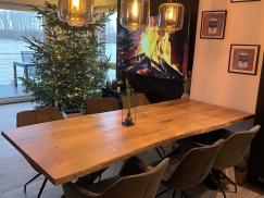 Esstisch mit natürlicher Kante