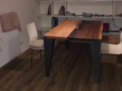 Esstisch mit hellem und dunklem Holz