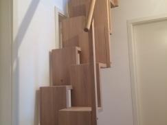 Steile Treppe mit versetzten Stufen