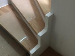 Holztreppe mit weißer Fassung