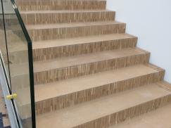 Treppe mit Geländer aus Glas