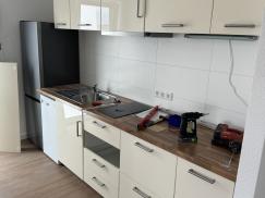 Küchenzeile mit dunkler Arbeitsplatte