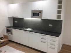 Weiße Küchenzeile mit dunkler Rückwand