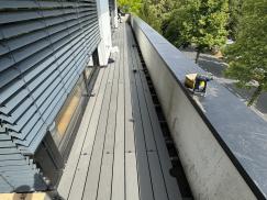 Balkon mit Holzbelag