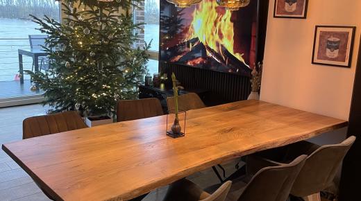 Esstisch mit natürlicher Kante