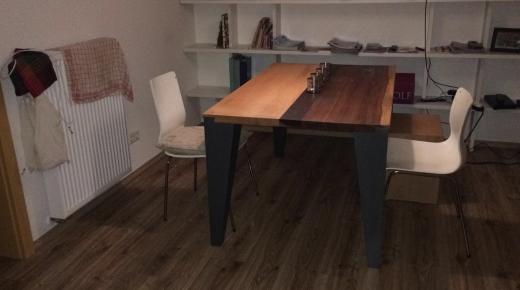 Esstisch mit hellem und dunklem Holz