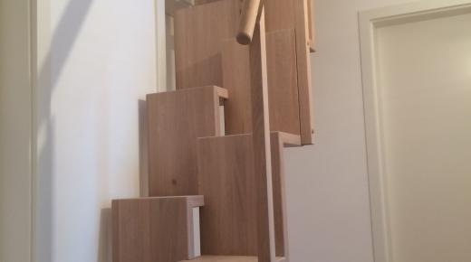 Steile Treppe mit versetzten Stufen