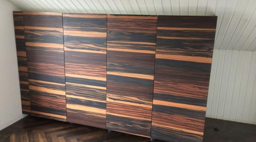 Kommode unter einer Dachschräge