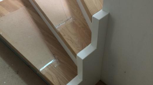 Holztreppe mit weißer Fassung