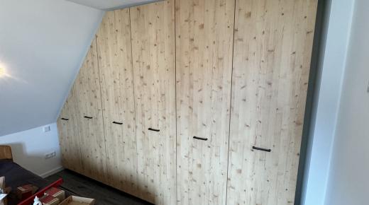 Einbauschrank unter Dachschräge