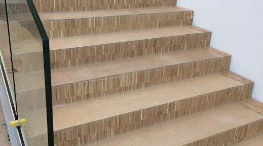 Treppe mit Geländer aus Glas