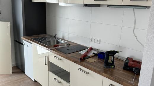 Küchenzeile mit dunkler Arbeitsplatte