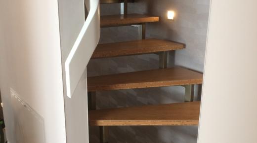 Treppe mit geschwungenem Geländer