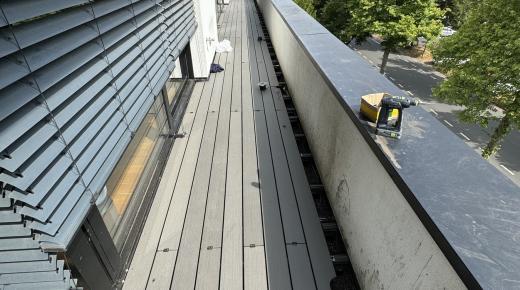 Balkon mit Holzbelag