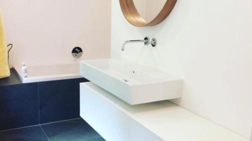 Weißer Waschtisch, freischwebend in Köln