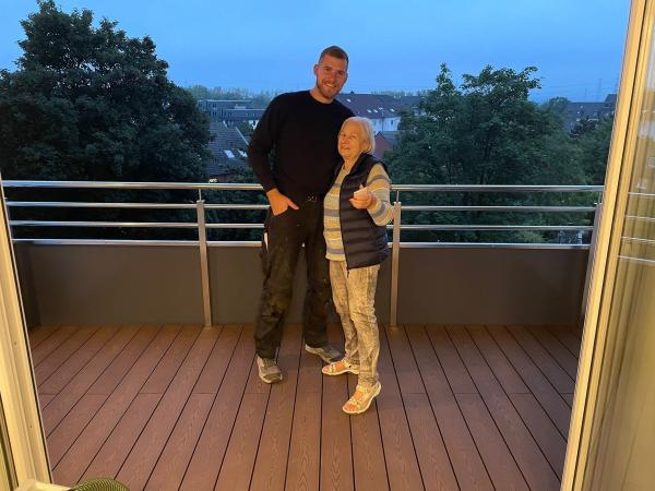 Leon Frauenkron mit einer zufriedenen Kundin