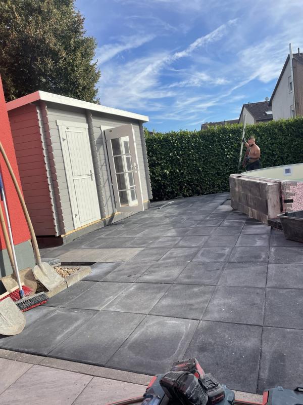 Terrasse mit Steinplatten