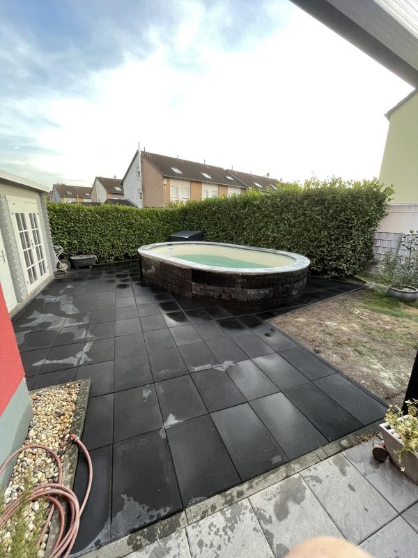 Terrasse mit Steinplatten