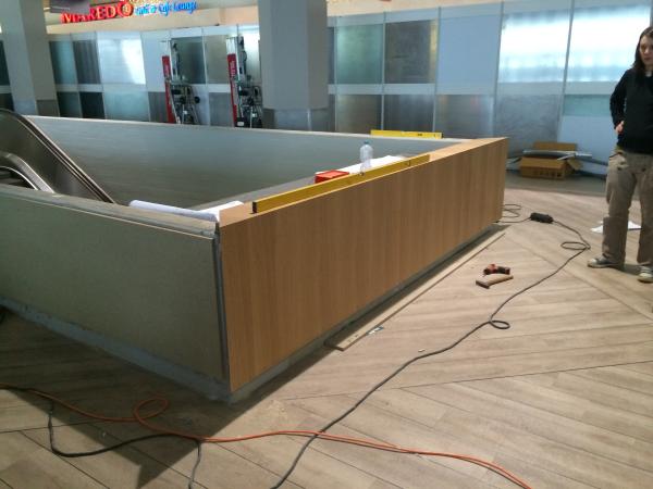 Verkleidung einer Rolltreppe am Flughafen Köln/Bonn