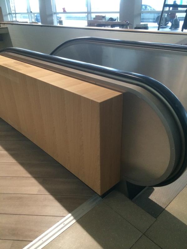 Verkleidung einer Rolltreppe am Flughafen Köln/Bonn