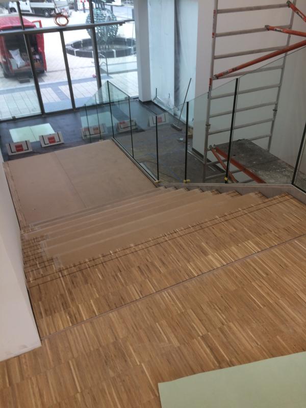 Treppe mit Geländer aus Glas