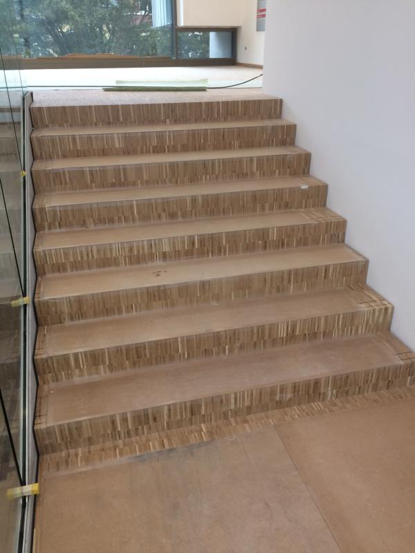 Treppe mit Geländer aus Glas