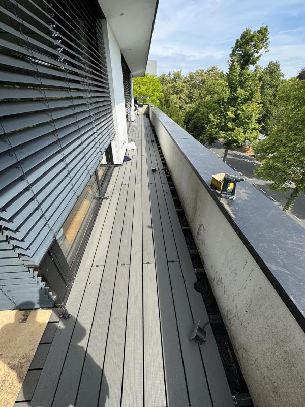 Balkon mit Holzbelag