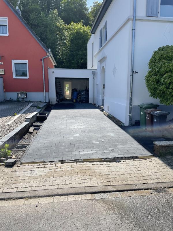 Neues Pflaster für Einfahrt