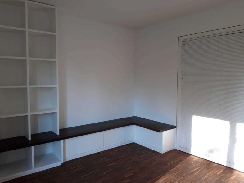 Eckbank und Regal in weiß