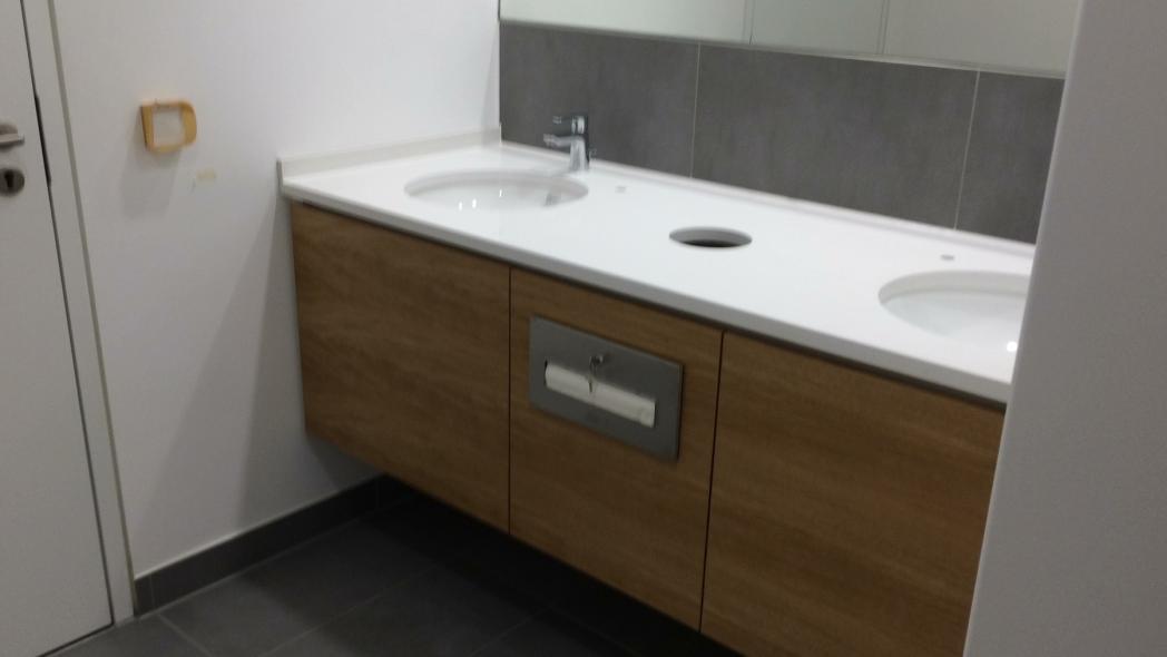 Waschtisch mit zwei Waschbecken