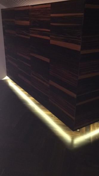 Theke mit indirekter Beleuchtung