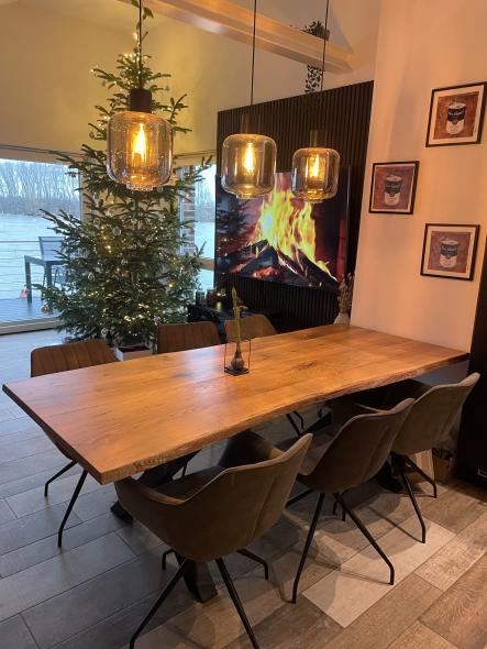 Esstisch mit natürlicher Kante