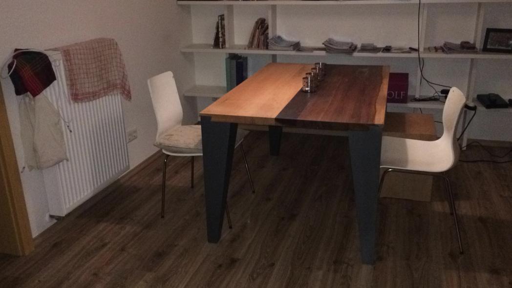 Esstisch mit hellem und dunklem Holz