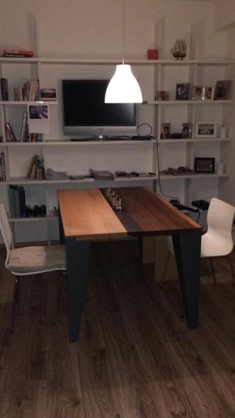 Esstisch mit hellem und dunklem Holz