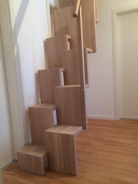 Steile Treppe mit versetzten Stufen