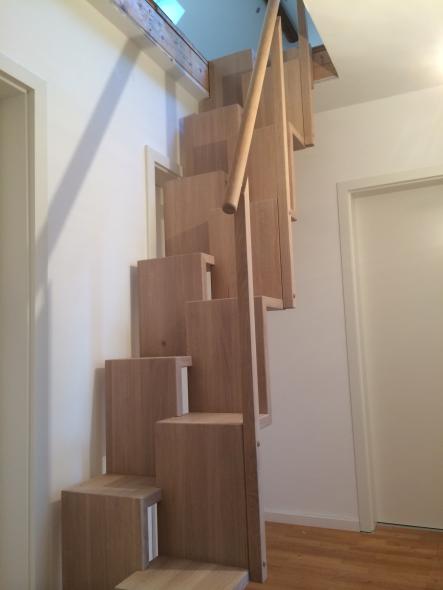 Steile Treppe mit versetzten Stufen