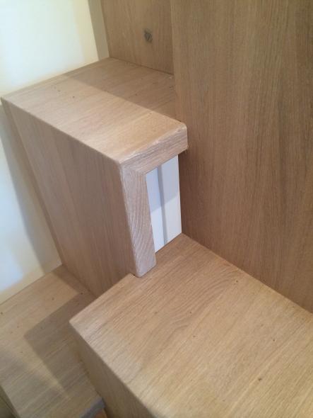 Steile Treppe mit versetzten Stufen