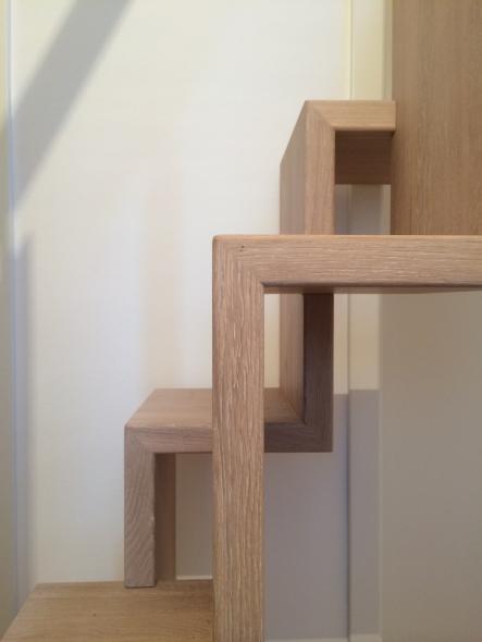 Steile Treppe mit versetzten Stufen