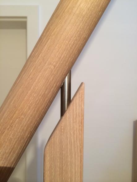 Steile Treppe mit versetzten Stufen