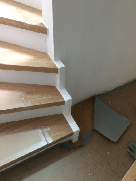 Holztreppe mit weißer Fassung