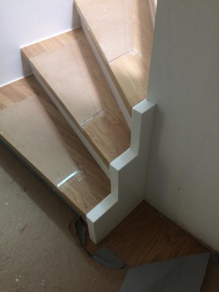 Holztreppe mit weißer Fassung