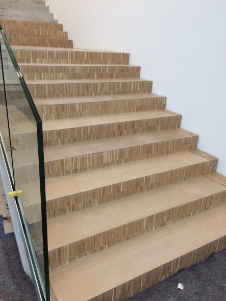 Treppe mit Geländer aus Glas