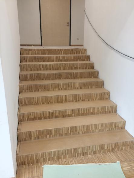 Treppe mit Geländer aus Glas