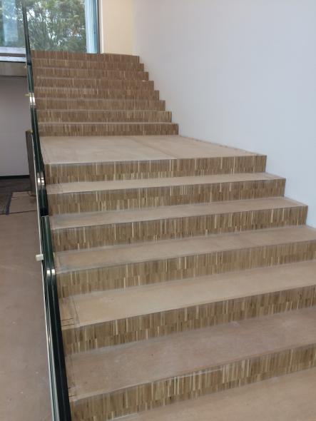 Treppe mit Geländer aus Glas
