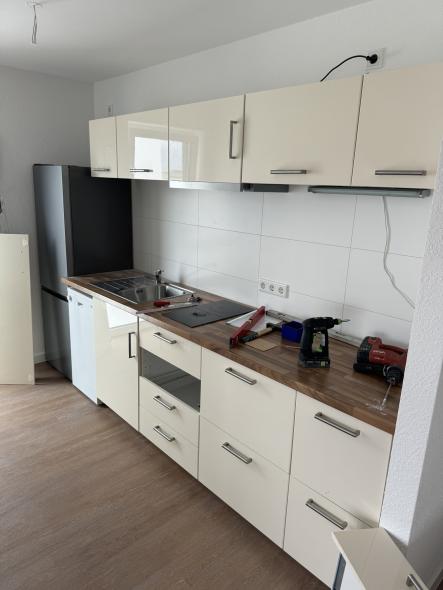 Küchenzeile mit dunkler Arbeitsplatte