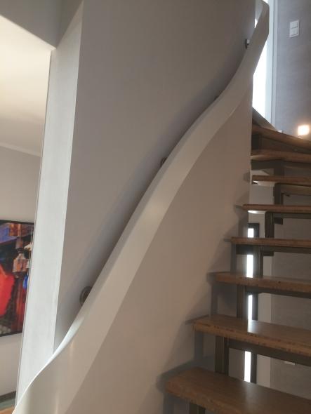 Treppe mit geschwungenem Geländer
